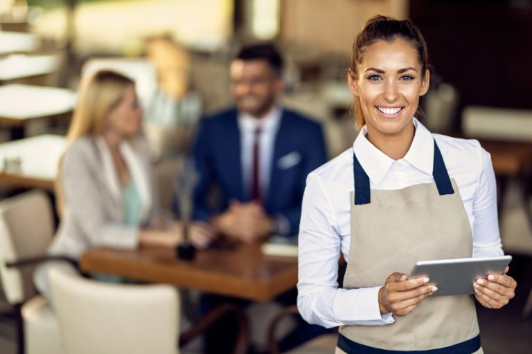 Profesional de restauración con una tableta en su puesto de trabajo