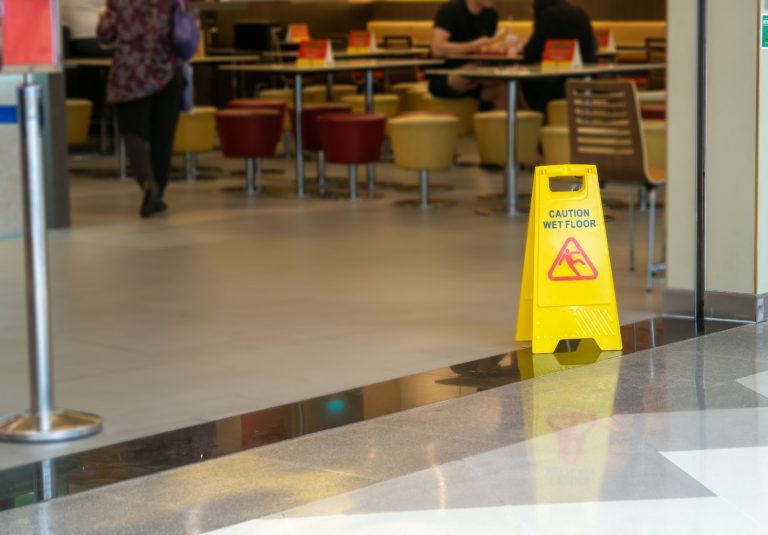 Señal de suelo mojado en un establecimiento de restauración